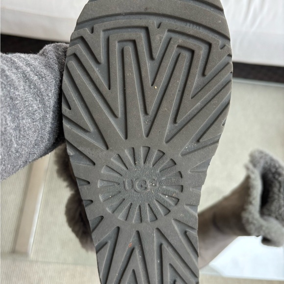 ***SOLD** Ugg Bailey button and Tan Uggs - Picture 3 of 8